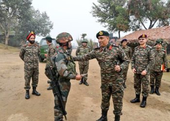 جموں:کور کمانڈر نے اگلی چوکیوں کا دورہ کرکے فوج کی تیاریوں کا جائزہ لیا