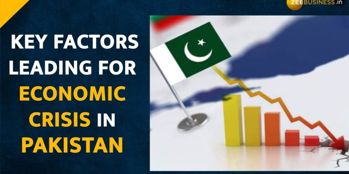آئی ایم ایف کی امداد کی غیر یقینی صورتحال کے درمیان پاکستانی کرنسی ڈالر کے مقابلے ۲۶۲ تک گر گئی