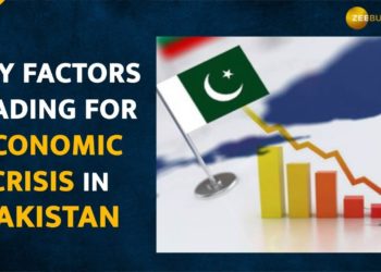 آئی ایم ایف کی امداد کی غیر یقینی صورتحال کے درمیان پاکستانی کرنسی ڈالر کے مقابلے ۲۶۲ تک گر گئی