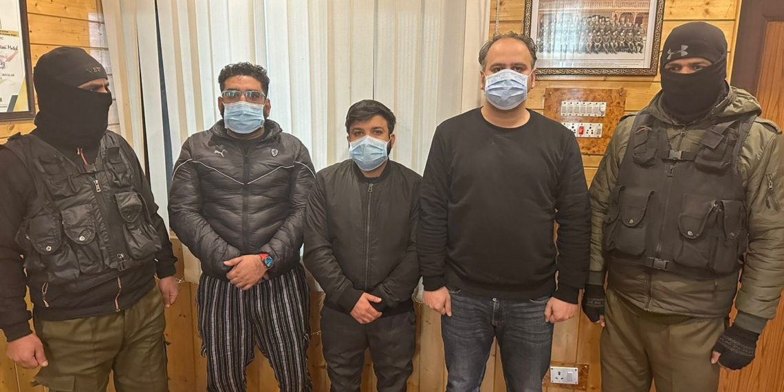سرینگر میں تین شر پسند نوجوان گرفتار، میڈیا پرسنز کو دھمکاتے تھے :پولیس