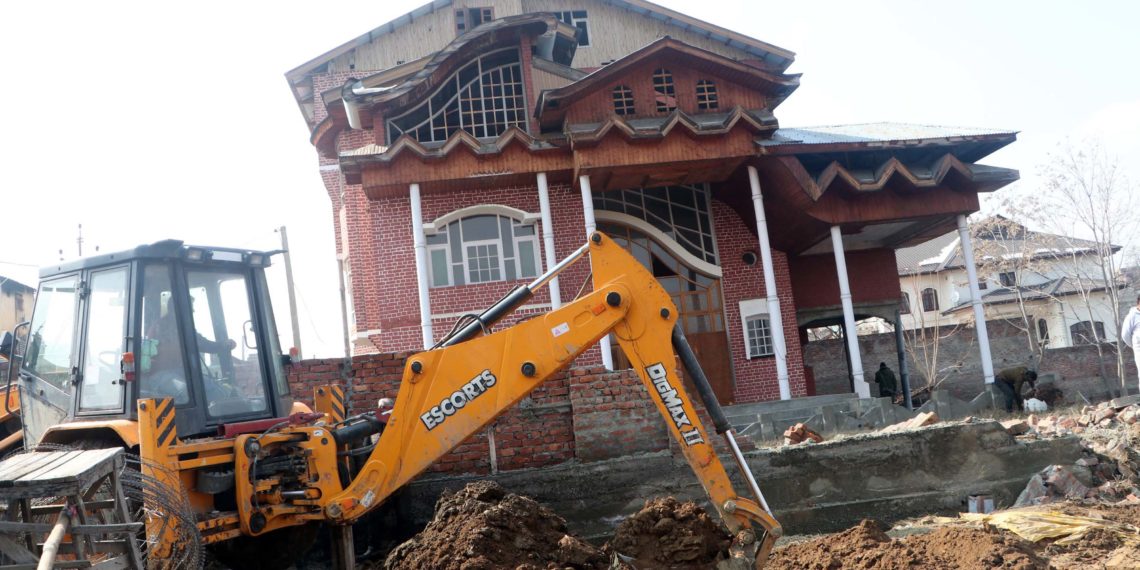 تجاوزات کیخلاف مہم تیز،وادی میں کئی’ بااثر ‘افراد کے قبضہ سے سرکاری اراضی کو چھڑا لیا گیا