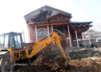 تجاوزات کیخلاف مہم تیز،وادی میں کئی’ بااثر ‘افراد کے قبضہ سے سرکاری اراضی کو چھڑا لیا گیا