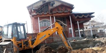 تجاوزات کیخلاف مہم تیز،وادی میں کئی’ بااثر ‘افراد کے قبضہ سے سرکاری اراضی کو چھڑا لیا گیا