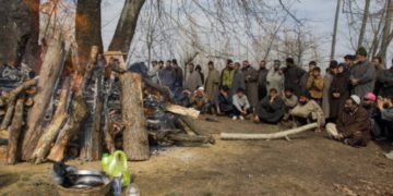 سنجے شرما کی آخری رسومات میں لوگوں کی بڑی تعداد کی شرکت