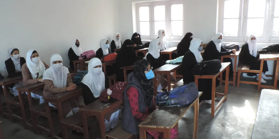 وادی کشمیر میں سرمائی تعطیلات کے بعد تعلیمی ادارے (کالج) کھل گئے