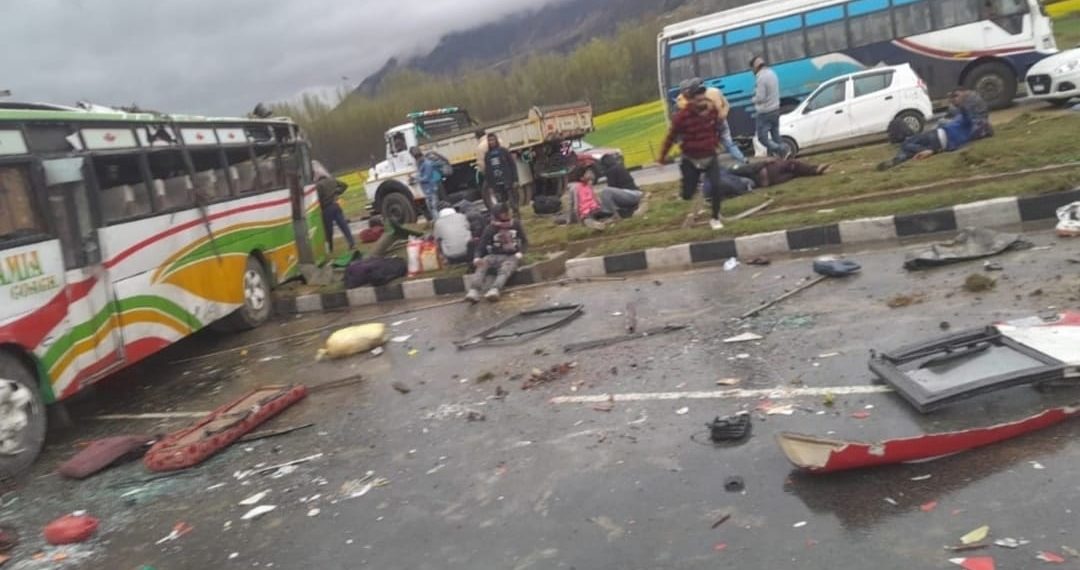 پلوامہ کے اونتی پورہ میں سڑک حادثہ، 4 غیر مقامی مسافر لقمہ اجل، کئی زخمی