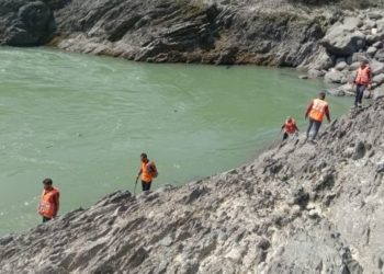 چناب میں ٹرک ڈرائیور کی تلاش پیرا کمانڈوز کی خدمات حاصل