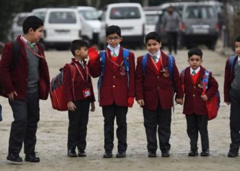 کشمیر میں تین ماہ طویل سرمائی تعطیلات کے بعد اسکول دوبارہ کھل گئے