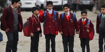 کشمیر میں تین ماہ طویل سرمائی تعطیلات کے بعد اسکول دوبارہ کھل گئے