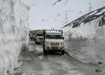 سرینگر لہیہ شاہراہ فی الحال یکطرفہ طور پر چھوٹی مال بردار گاڑیوں کیلئے ہی کھلی رہے گی