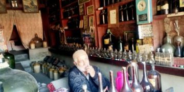 عبدالعزیز کوزگر:پائین شہر میںقریب۶سو برس پرانی عرق گلاب دکان کا مالک