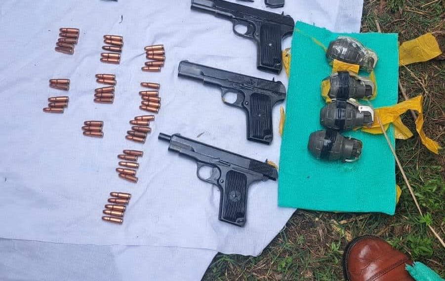 جموں وکشمیر:سانبہ کے وجے پور علاقے میں مشتبہ ڈرون سے گرائے گئے اسلحہ و گولہ بارود بر آمد:پولیس