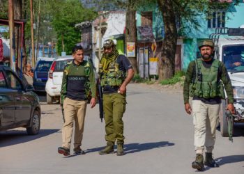راجوری میں ۵ فوجی ہلاک ،غار میں چھپے جنگجوؤں کے حملے میں فوجی آفیسر بھی مضروب ہوا