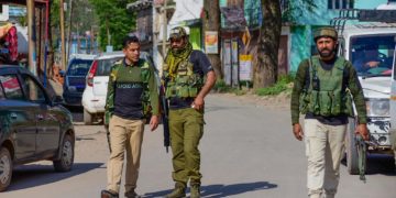 راجوری میں ۵ فوجی ہلاک ،غار میں چھپے جنگجوؤں کے حملے میں فوجی آفیسر بھی مضروب ہوا