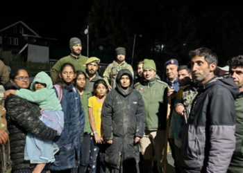 گلمرگ کے کنگڈوری علاقے میں پھنسے سیاحوں کے کنبے کو بچایا گیا:پولیس