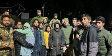 گلمرگ کے کنگڈوری علاقے میں پھنسے سیاحوں کے کنبے کو بچایا گیا:پولیس