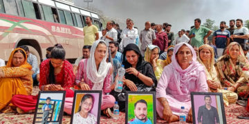 ڈانگری دہشت گردی واقعہ کے متاثرین کا احتجاج‘شاہراہ بلاک