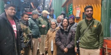 بارہمولہ پولیس نے گلمرگ میں 250 سیاحوں کو بچالیا