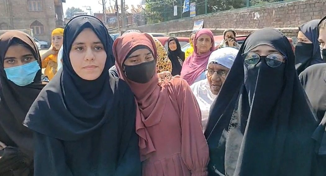 عبایا پہننے پر مبینہ پابندی کےخلاف طالبات کا احتجاج