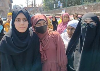 عبایا پہننے پر مبینہ پابندی کےخلاف طالبات کا احتجاج