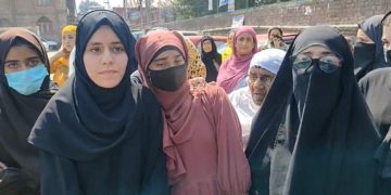 عبایا پہننے پر مبینہ پابندی کےخلاف طالبات کا احتجاج