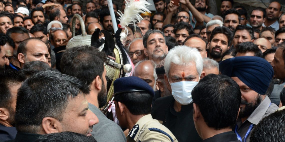 لیفٹیننٹ گورنر منوج سنہا کی عاشورہ جلوس میں شرکت، عزاداروں سے ملاقی