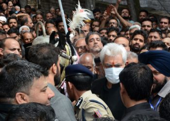 لیفٹیننٹ گورنر منوج سنہا کی عاشورہ جلوس میں شرکت، عزاداروں سے ملاقی