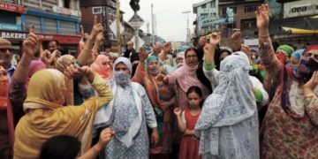 پائین شہر میںسمارٹ میٹروںکی تنصیب کیخلاف دوسرے دن بھی احتجاج