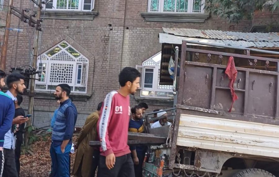 اننت ناگ کے ڈورو علاقے میں لوڈ کیرئر میں دھماکہ، 8 مزدور زخمی