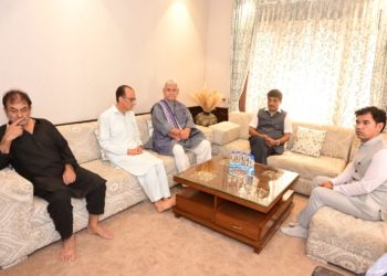سنہا تعزیت پرسی کیلئے ڈی ایس پی ہمایوں بٹ کی رہائش گا ہ گئے