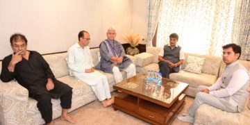 سنہا تعزیت پرسی کیلئے ڈی ایس پی ہمایوں بٹ کی رہائش گا ہ گئے