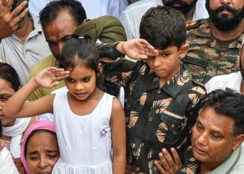 کرنل من پریت کی آخری رسومات ادا‘بیٹے نے والد کو آخر بار الوداع کہا