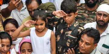 کرنل من پریت کی آخری رسومات ادا‘بیٹے نے والد کو آخر بار الوداع کہا