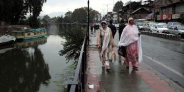 وادی کے پہاڑی علاقوں میں تازہ برف باری، میدانی علاقوں میں بارشیں
