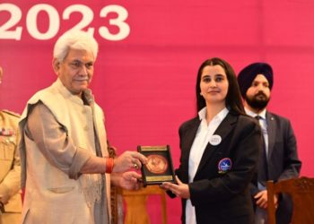 ایل جی منوج سنہا نے کشمیر ڈویڑن کی کامیابی حاصل کرنے والی خواتین کو اعزاز سے نوازا