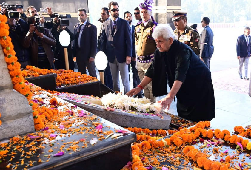 ایل جی کا شہید پولیس اہلکاروں کو شاندار خراج عقیدت