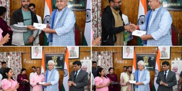 بے زمین لوگوں میں زمین کے کاغذات تقسیم