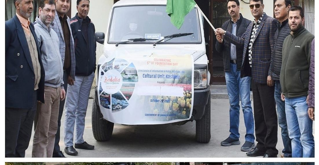 یو ٹی یوم تاسیس کی تقریب‘جوائنٹ ڈائریکٹر انفارمیشن نے آئی ای سی وین کو جھنڈی دکھا کر روانہ کیا