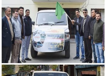 یو ٹی یوم تاسیس کی تقریب‘جوائنٹ ڈائریکٹر انفارمیشن نے آئی ای سی وین کو جھنڈی دکھا کر روانہ کیا