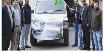 یو ٹی یوم تاسیس کی تقریب‘جوائنٹ ڈائریکٹر انفارمیشن نے آئی ای سی وین کو جھنڈی دکھا کر روانہ کیا