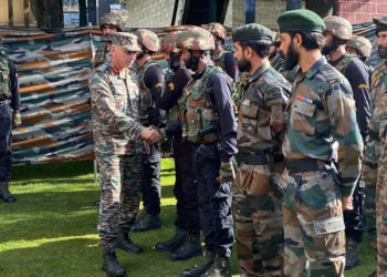 چنار کو ر کمانڈر کا مژھل سیکٹر کا دورہ 