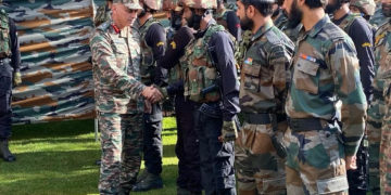 چنار کو ر کمانڈر کا مژھل سیکٹر کا دورہ 