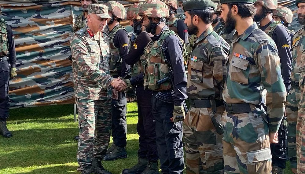 چنار کو ر کمانڈر کا مژھل سیکٹر کا دورہ 