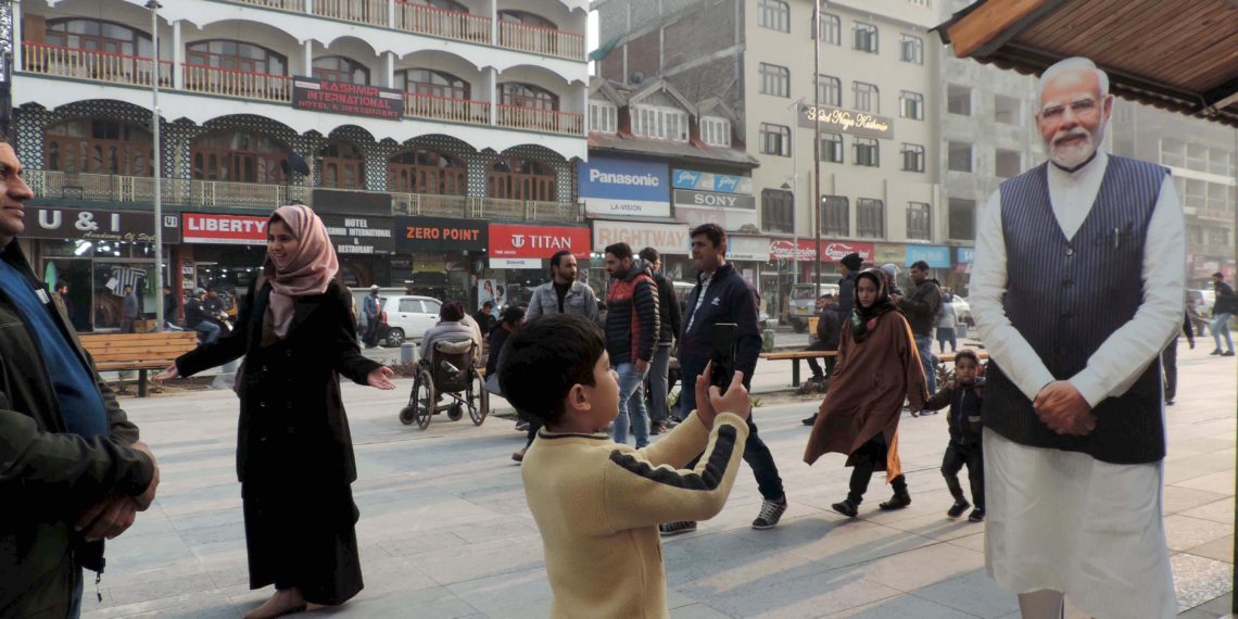 لالچوک میں لگی وزیر اعظم کی بڑی تصویر سیاحوں کیلئے باعث کشش