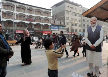 لالچوک میں لگی وزیر اعظم کی بڑی تصویر سیاحوں کیلئے باعث کشش