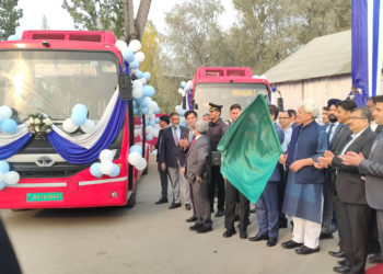ایک سو الیکٹرک بسوں کا آغاز:ایل جی سنہا نے سمارٹ سٹی پروجیکٹ کے تحت بسوں کو ہری جھنڈی دکھائی