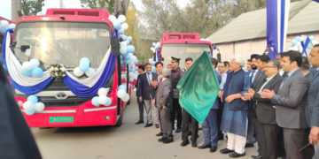 ایک سو الیکٹرک بسوں کا آغاز:ایل جی سنہا نے سمارٹ سٹی پروجیکٹ کے تحت بسوں کو ہری جھنڈی دکھائی