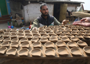 محمد عمر کمار:دیوالی کیلئے مٹی کے لیمپوں کا بڑا آرڈر تیار کرنے میں ا مصروف