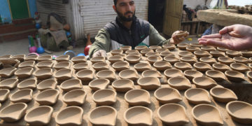 محمد عمر کمار:دیوالی کیلئے مٹی کے لیمپوں کا بڑا آرڈر تیار کرنے میں ا مصروف