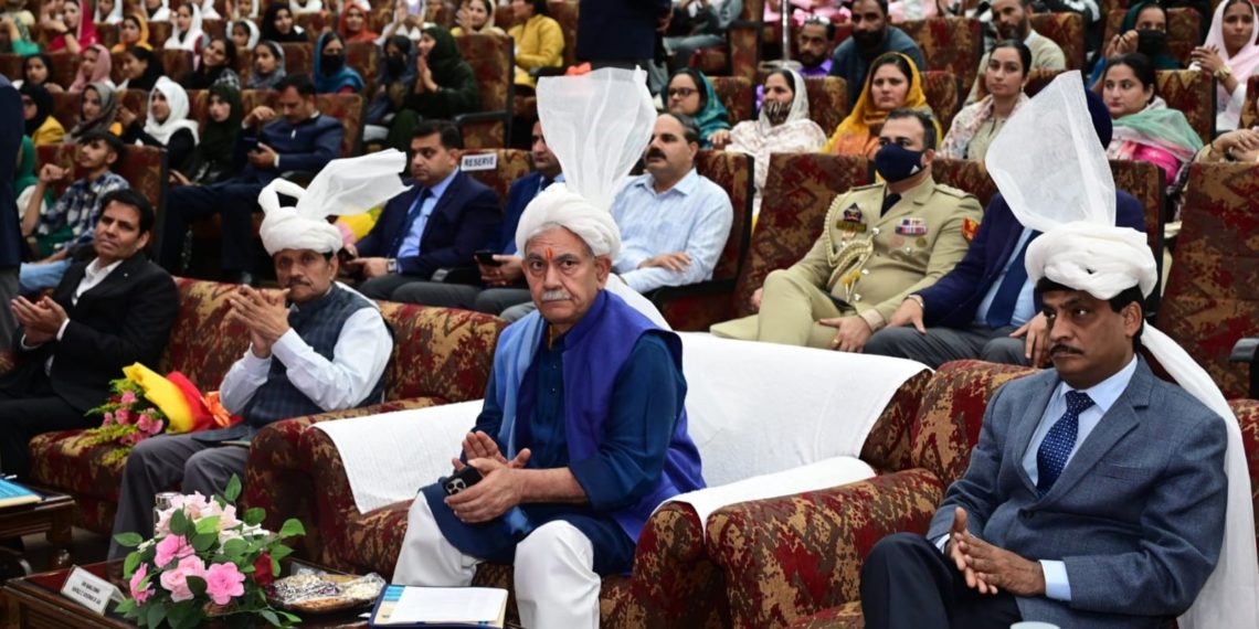 ’قبائلیوںکو بھی زمین ملے گی‘۔۱۷ہزار اہل بے زمین قبائلیوں کو ۵ مرلہ زمین دیں گے :ایل جی سنہا